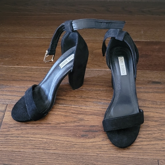 Black heels - Picture 1 of 3